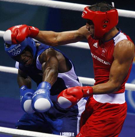 Britský boxer James DeGale (vpravo) poráí Kubánce Correu v kategorii do 75 kg