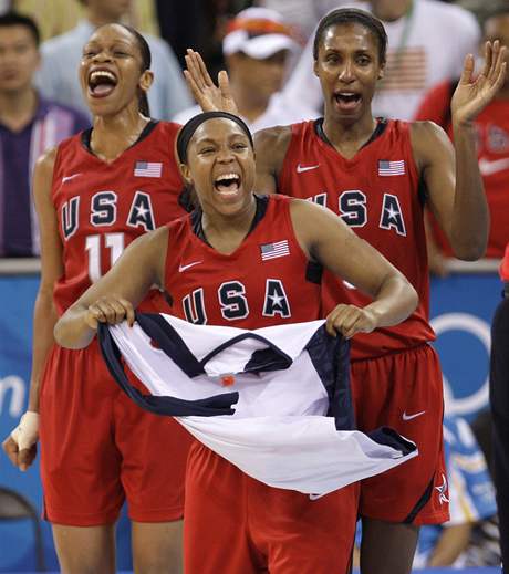 Americké basketbalistky oslavují olympijské zlato.