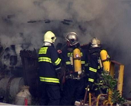 Poár v Bchovicích v pátek likvidovaly tyi profesionální jednotky a pomáhaly jim dobrovolní hasii