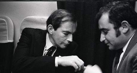 Lka Christian Barnard (vlevo) let s Petrem Adlerem z Prahy do Brna, rok 1969