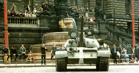 Sovtsk tank u Nrodnho muzea v Praze, srpen 1968