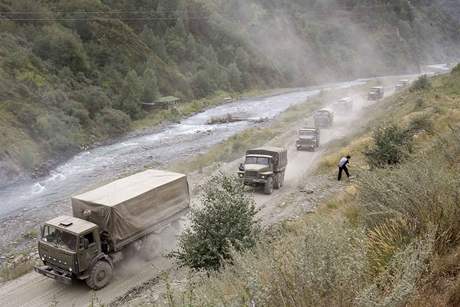 Mezi vozidly, která opoutjí Jiní Osetii smrem na sever, svdci nevidli ádné obrnnce.