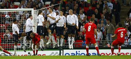 Anglie - esko: Jankulovski (vpravo) stílí druhý gól ech