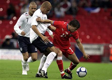 Anglie - esko: Beckham (vlevo) a Brown se snaí zastavit írla