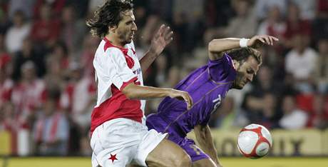 Slavia - Fiorentina: Krajík (vlevo) stíhá Gilardina
