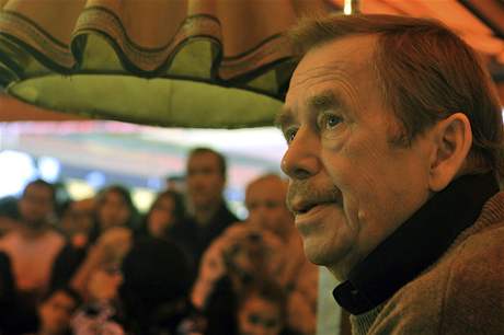Exprezident Václav Havel, který byl dlouhá léta v hledáku i na dosah mikrofon odposlouchávacích tnic StB, neví, e by Milan Kundera udal prozápadního eského piona.
