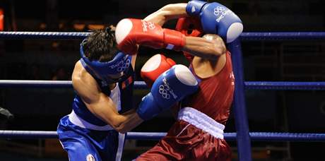 Amnat Ruenroeng (vpravo)