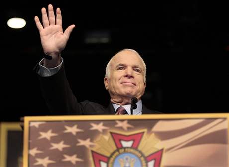 John McCain na setkání s veterány na Florid