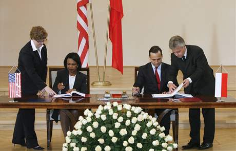 Condoleezza Riceová a  Radoslaw Sikorski dnes ve Varav podepsali smlouvu o vybudování raketové základny.