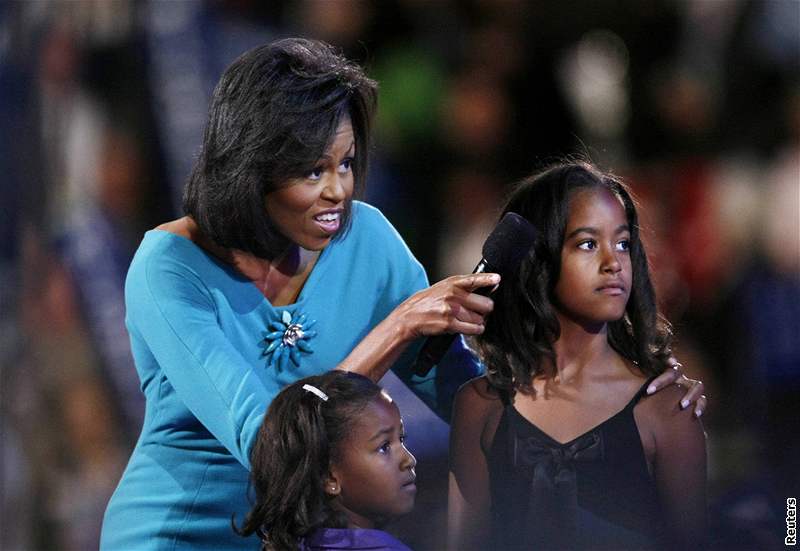 Sjezd amerických demokrat v Denveru. Michelle Obamová s dcerami (25. srpna 2008)