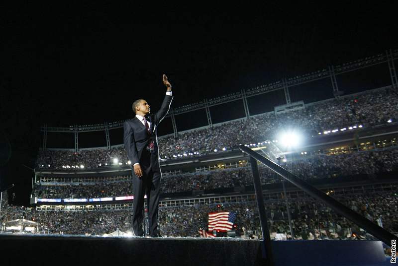 Barack Obama na stadionu v Denveru (28. srpna 2008)