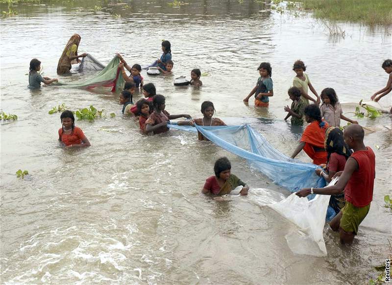 Povodn trápí i sousední stát Uttarpradé. V severovýchodní Indii kvli nim zahynulo u pes 800 lidí.