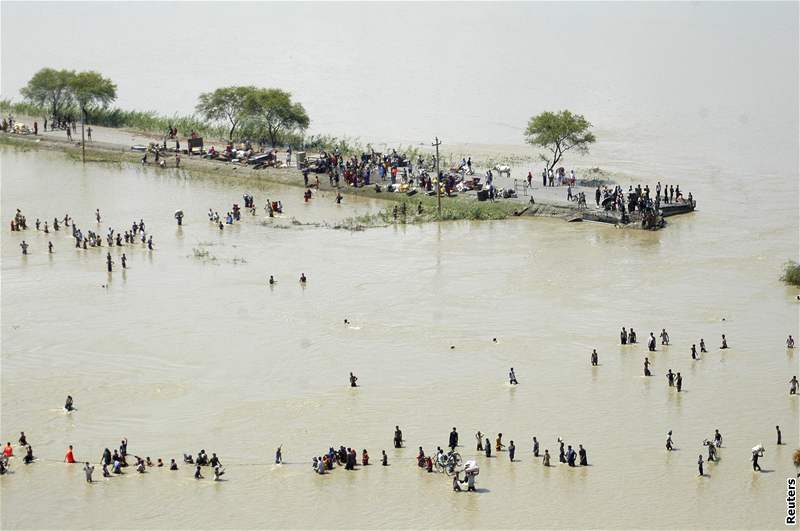 Povodn trápí i sousední stát Uttarpradé. V severovýchodní Indii kvli nim zahynulo u pes 800 lidí.
