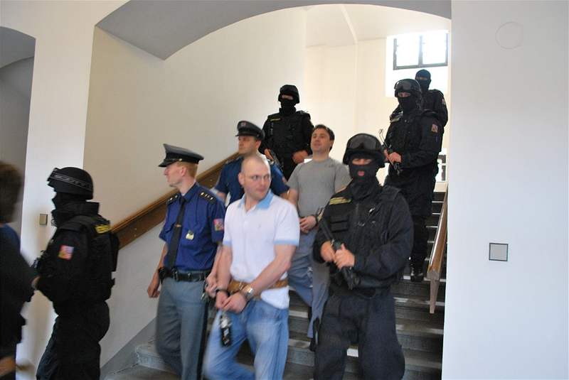 Zakuklenci pivádí k soudu lena Berdychova gangu. (25.8.2008)