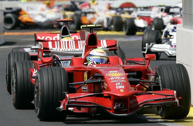Felipe Massa ped Lewisem Hamiltonem