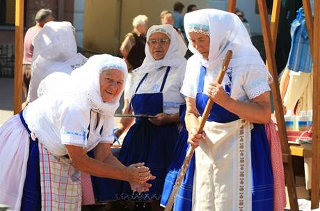 Ve Vykov slavili doínky. Tetky z Jeova stloukaly máslo