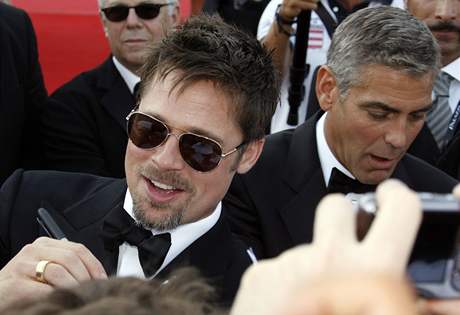 Brad Pitt a George Clooney rozdvaj podpisy 