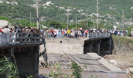 Na Jamaice Gustav peplil most.