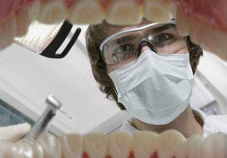 Prmrná cena za práci zubního lékae, vetn materiálu nebo nájmu, je podle prezidenta SK Chrze dvacet korun za minutu.