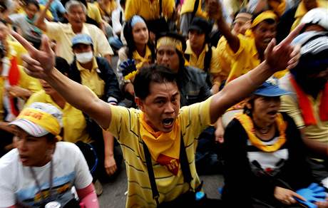 Nepokoje v Thajsku si vyádaly v noci na úterý lidský ivot.  Dalích 45 lidí bylo zranno, z toho tyi jsou v kritickém stavu.