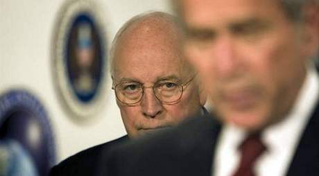 Dick Cheney (v pozadí) a George Bush