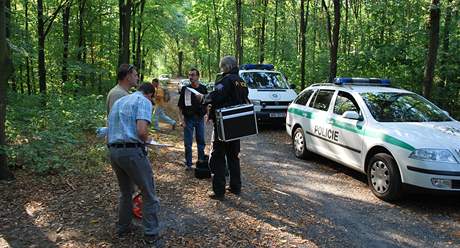 Policie v nedli veer eila v lesích na Brnnsku nález dvou mrtvých lidských tl. Ilustraní foto