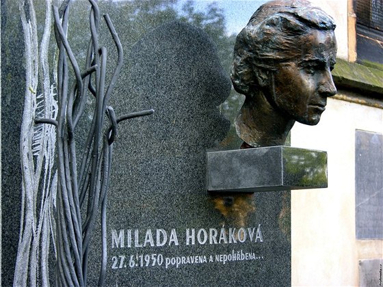 Osud Milady Horákové pipomíná její pamtní deska na praském Vyehrad.  Brzy by v hlavním mst ml vyrst její pomník.