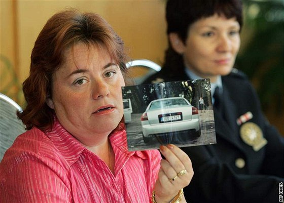 Vyetovatelka Helena Peniková ukazuje snímek audi Postlem zavradného podnikatele (8.9.2008)