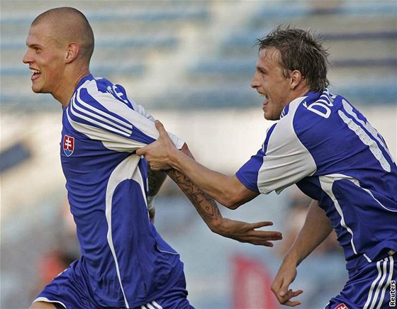 Martin krtel (vlevo) oslavuje gól se spoluhráem uricou. Budou se takhle Slováci radovat i v sobotu?