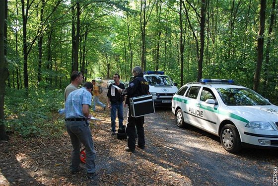 Policie objevila v lese u Hostivaské pehrady v Praze lidské chodidlo.