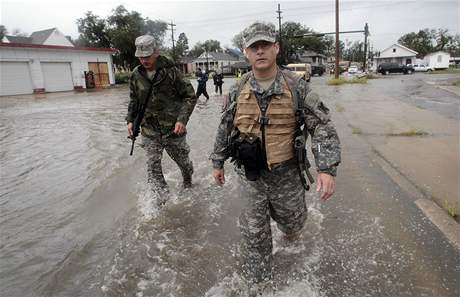 Obyvatelm Louisiany, kterou se prohnal hurikán Gustav,  pomáhá i Národní garda.