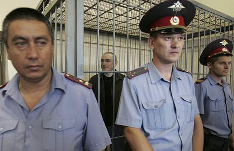 Kdysi nejbohatí Rus Michail Chodorkovskij pedstoupil 21. srpna 2008 v sibiském mst ita ped soud, který posoudil ádost o proputní po odpykání poloviny trestu. ádost byla zamítnuta kvli nedostaten vzornému chování vzn.