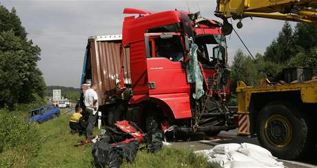Vyproování kamionu u Jemanic na silnici R35. (2.9.2008)