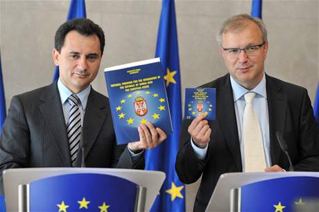 Boidar Djeli (vlevo) podepsal u na jae Stabilizaní a asocianí dohodu s EU, která je nezbytná pro vstup Srbska do Unie.