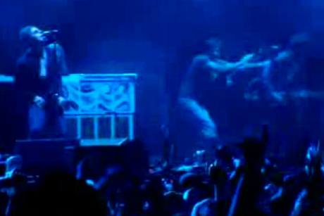 Kytaristu a zpváka britské skupiny Oasis Noela Gallaghera napadl na torontském koncertu neznámý mu