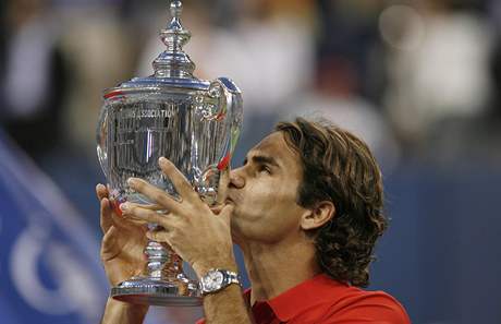 astný Roger Federer s trofejí pro vítze US Open