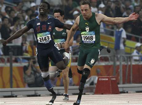 Oscar Pistorius (vpravo) v cíli závodu na 100 metr na paralympijských hrách v Pekingu