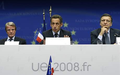 Bernard Kouchner (vlevo), Nicolas Sarkozy a José Manuel Barroso ekli, e bez staení ruských vojsk z Gruzie jednání nebudou