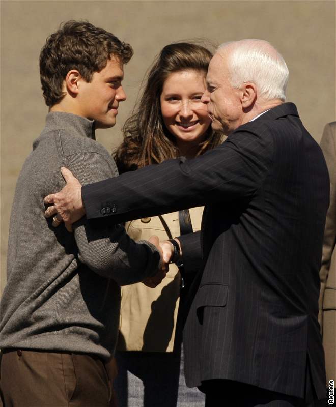 John McCain s Bristol Palinovou a jejím pítelem Levi Johnstonem (3. záí 2008)