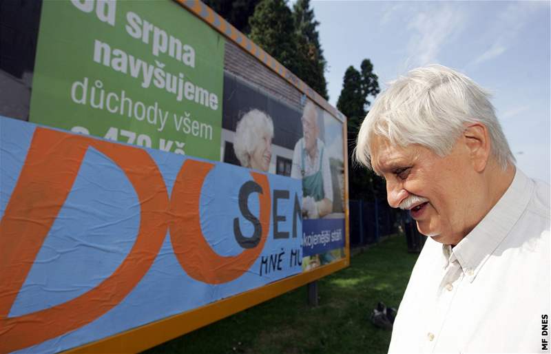 Kandidát do Senátu Jií Dienstbier a jeho ekologický billboard.