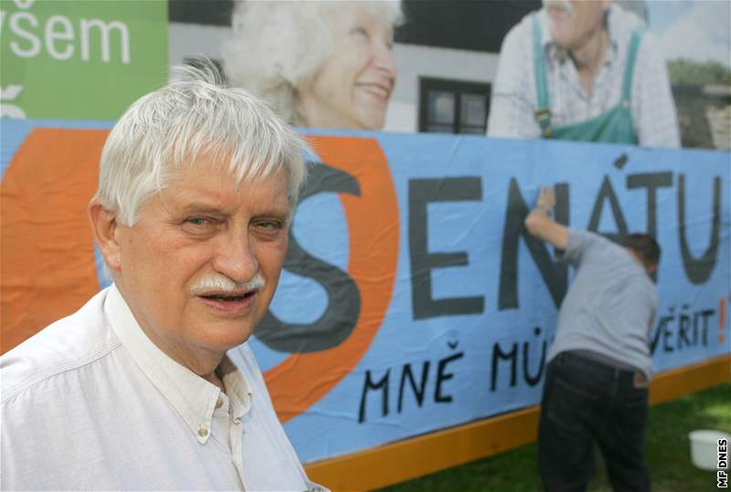 Kandidát do Senátu Jií Dienstbier a jeho ekologický billboard.