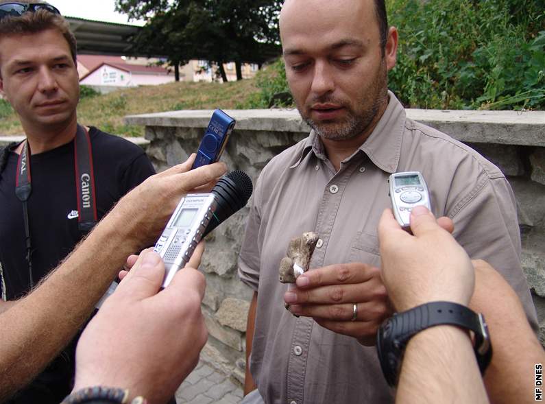 Nálezce venue Zdenk imá v obleení noviná