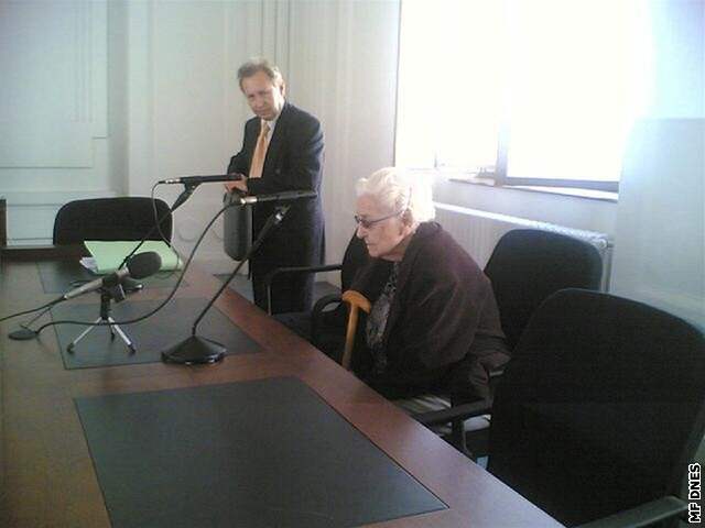 Ludmila Broová-Polednová u plzeského soudu (9.9.2008)