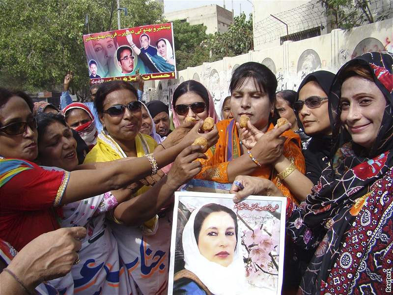 Píznivkyn Bhuttové slaví vítzství jejího chot ve volbách