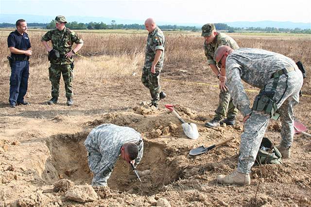 etí vojáci v Kosovu likvidují nevybuchlou raketu
