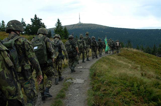 Vojáci pochodují na Pradd.
