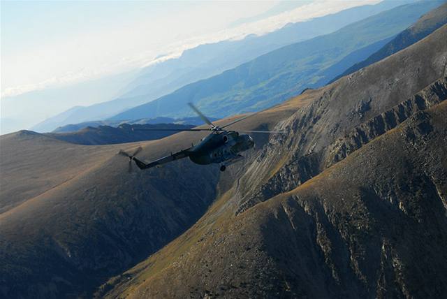 etí piloti se pipravují na afghánskou misi v Pyrenejích