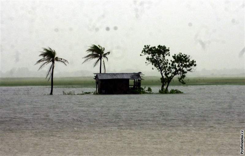 Tropická boue Hanna zasáhla v úterý Haiti a znovu umírali lidé.