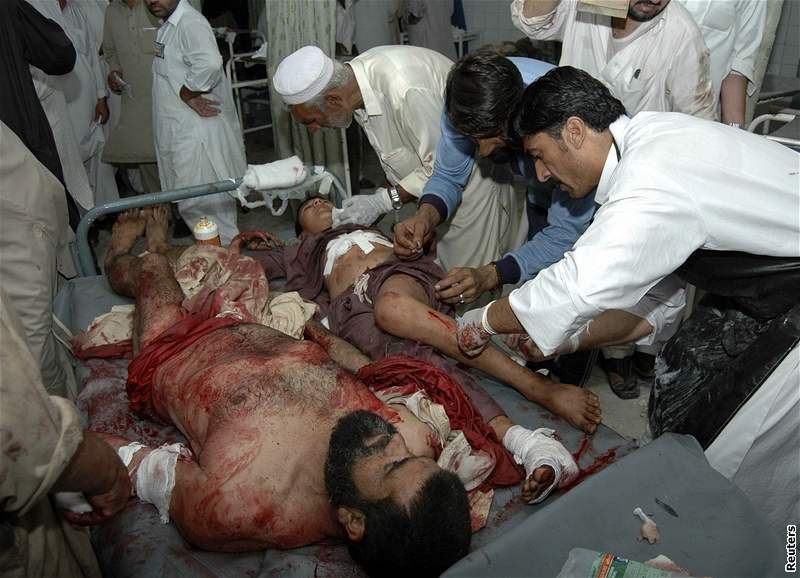 Lékai oetují lidi zranné pi bombovém útoku v pákistánském Péávaru. (6. záí 2008)