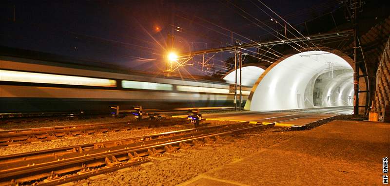 První vlak projel novým tunelem pod Vítkovem brzy ráno.